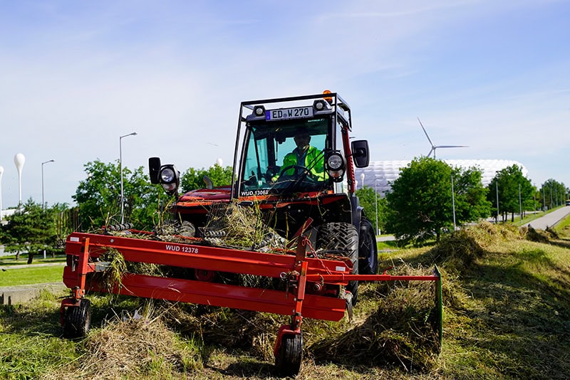 Maehtraktor Wurzer Umweltdienst Allianz Arena Sommer